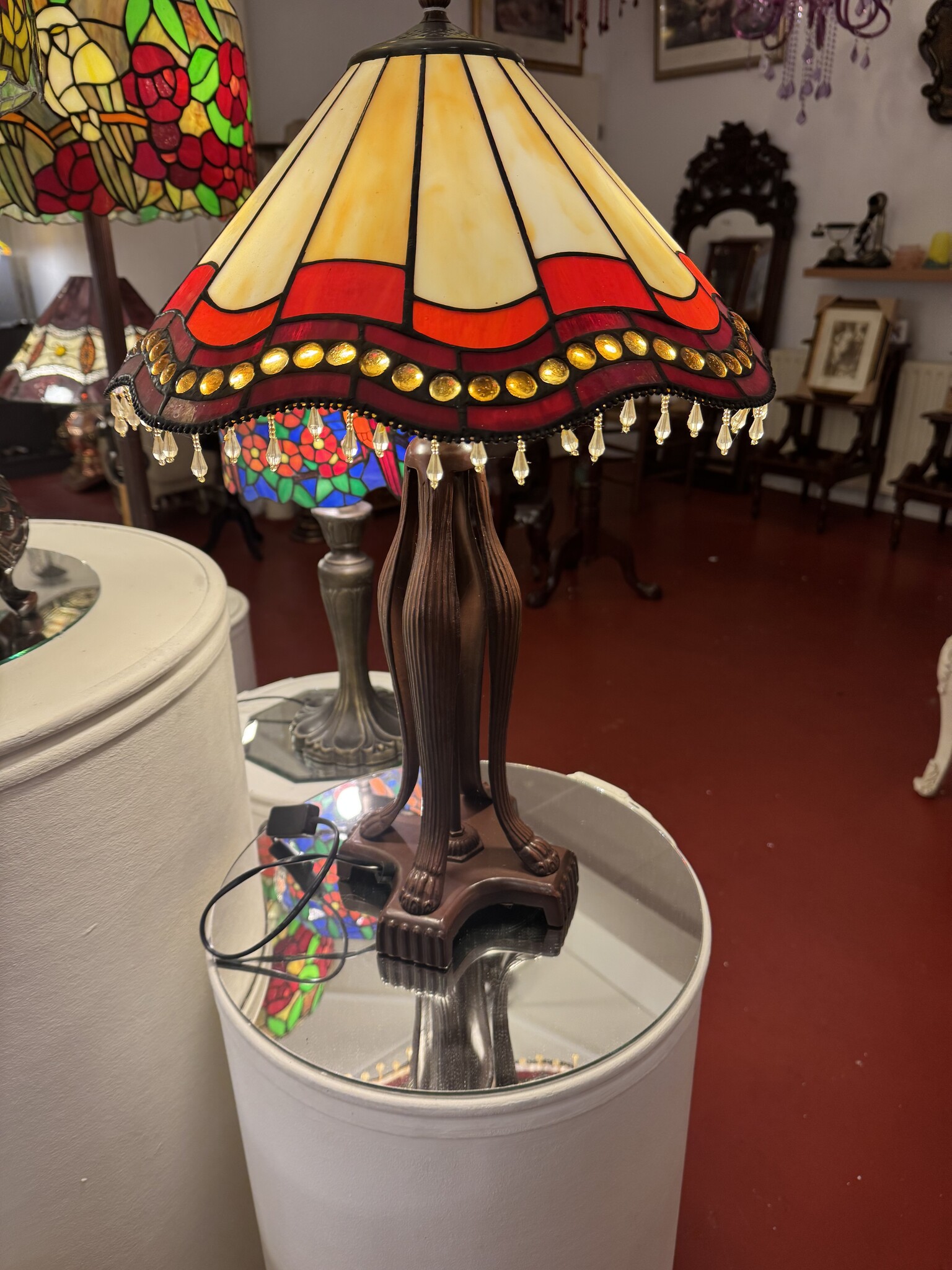 RoMaLux Tiffany Tafellamp met rood/beige kap met kraaltjes en open voet