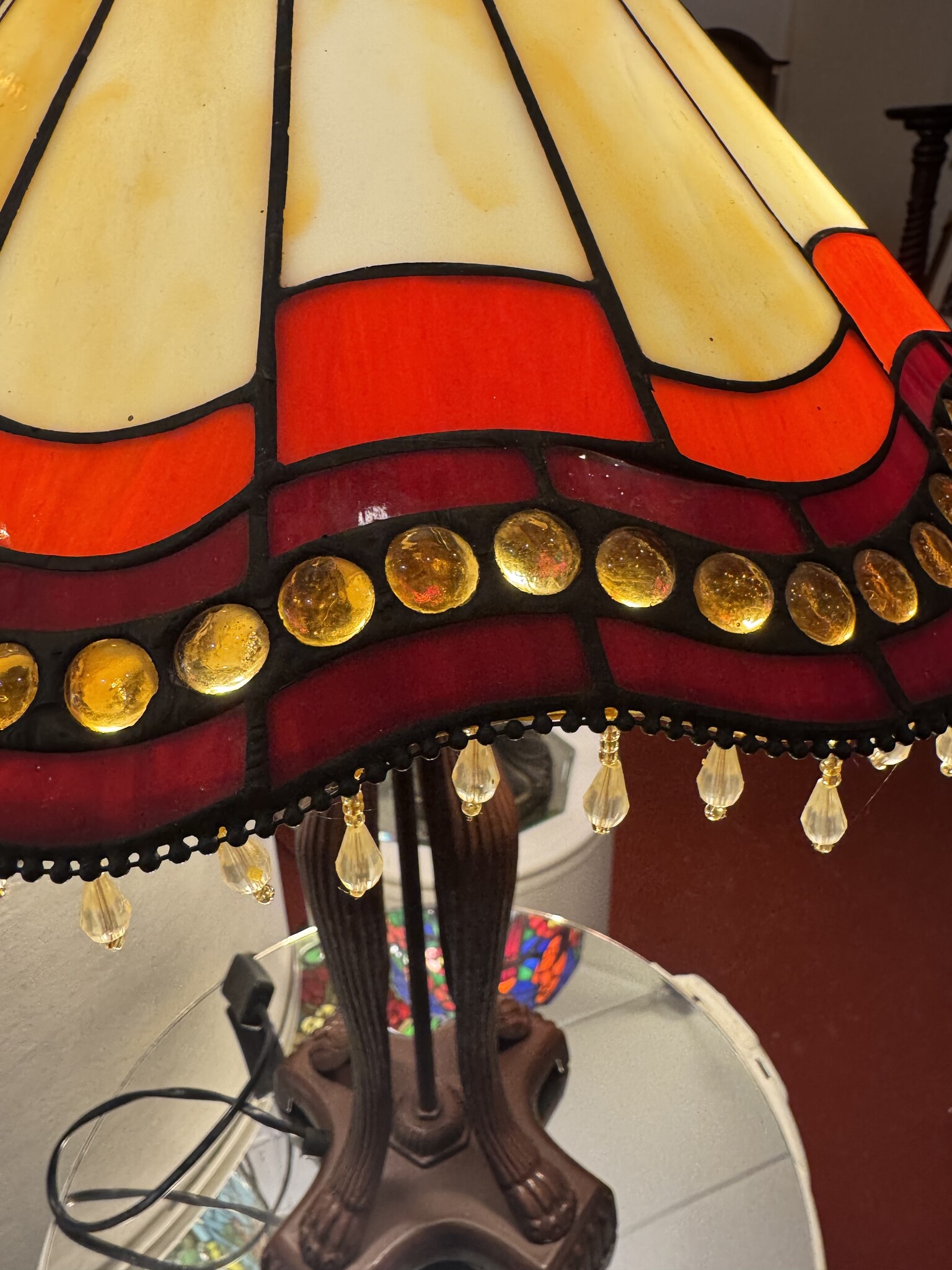 RoMaLux Tiffany Tafellamp met rood/beige kap met kraaltjes en open voet