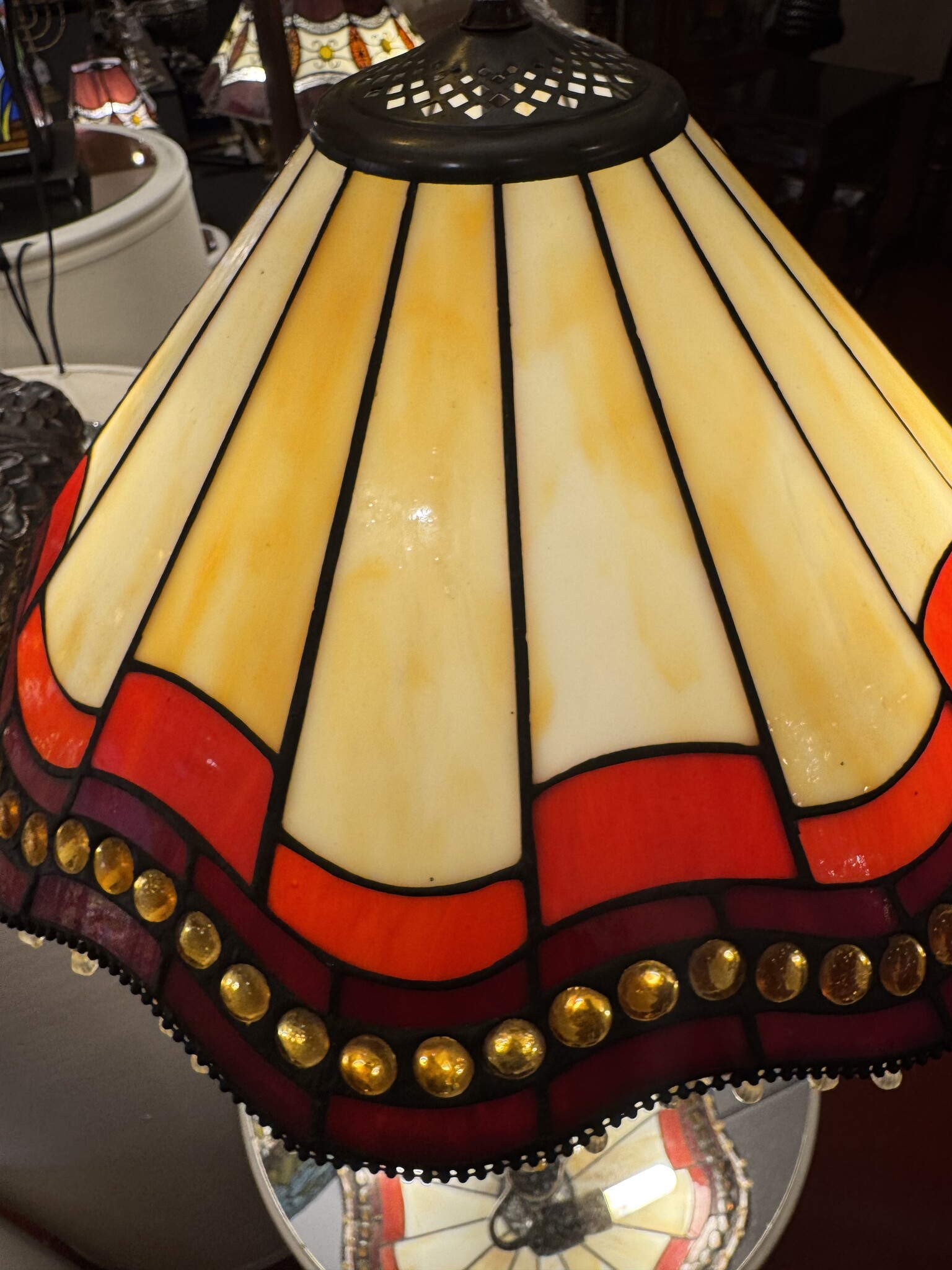 RoMaLux Tiffany Tafellamp met rood/beige kap met kraaltjes en open voet