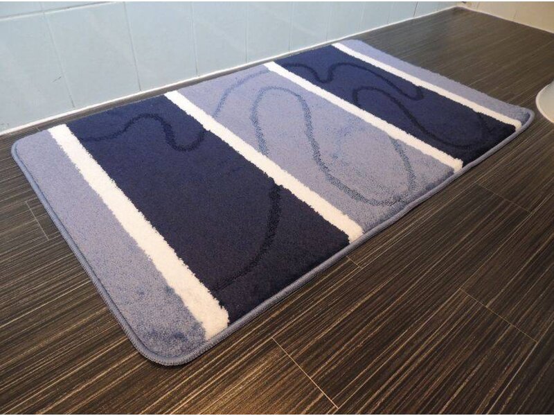 Mooie blauwe badmattenset Kleur : blauw met lijnen