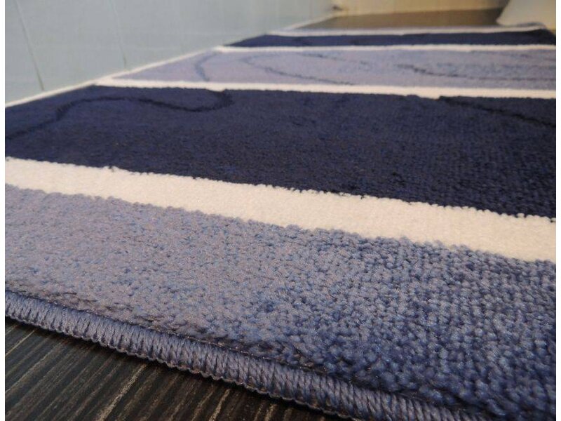 Mooie blauwe badmattenset Kleur : blauw met lijnen