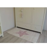 Tapijt babykamer met zachte kleuren en ster