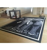 Zwart tapijt met olifant