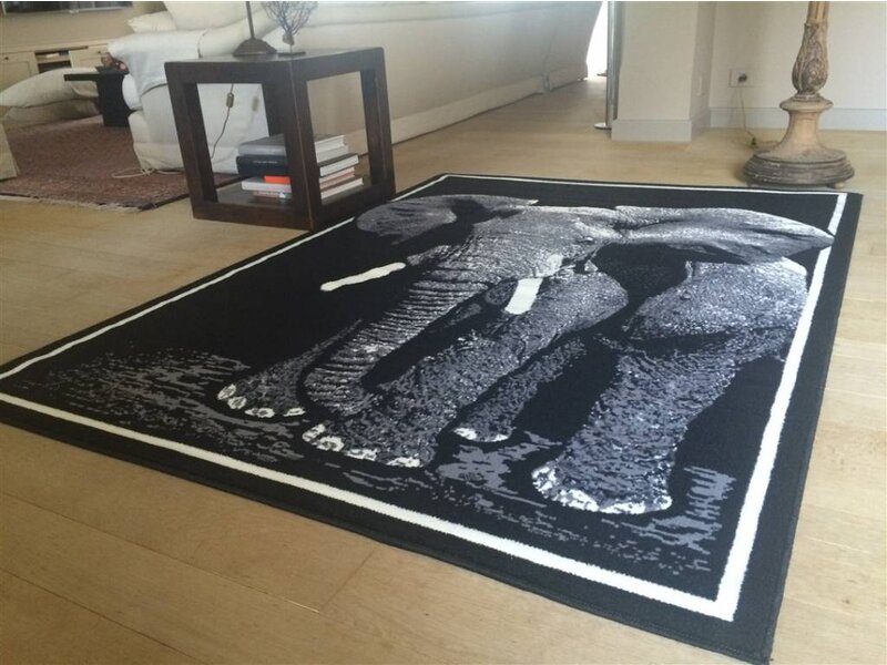 Zwart tapijt met olifant