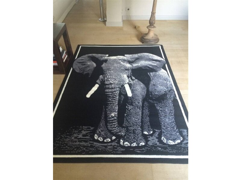 Zwart tapijt met olifant