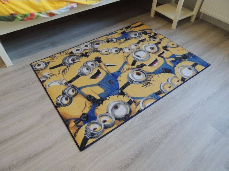Leuk en kleurrijk tapijt Minions 95x133