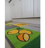 Grote kleurrijke loper voor de vloer van de keuken