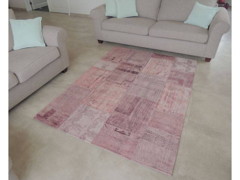 Roze vintage tapijt met patchwork motief