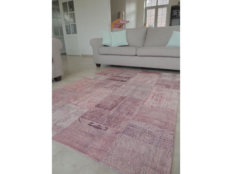 Roze vintage tapijt met patchwork motief