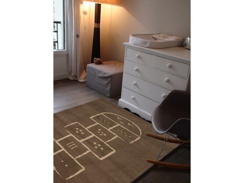 Leuk bruin tapijt voor kinderkamer met hinkelspel 100x150cm