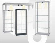 vitrines met plafondspots