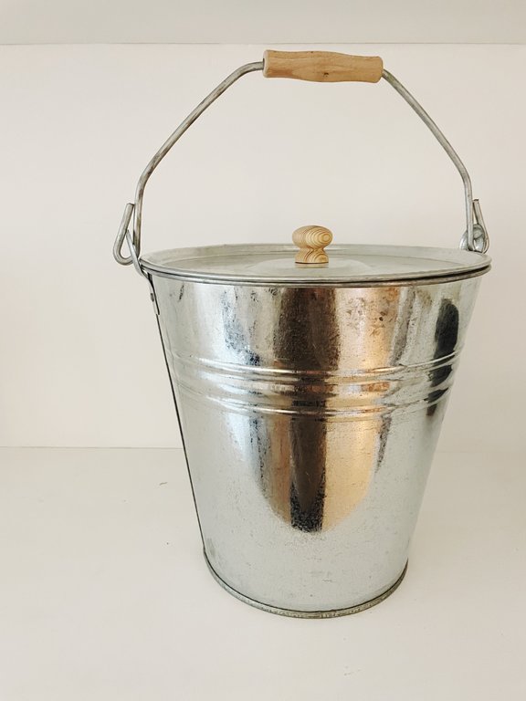 Galvanised Bucket with lid