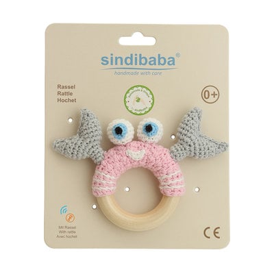 Sindibaba Rattle crab on wooden ring light pink