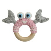 Sindibaba Rattle crab on wooden ring light pink