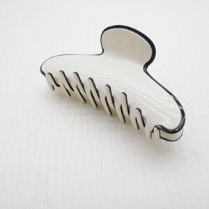 Red Cuckoo Hair Claw Clip Oval cream