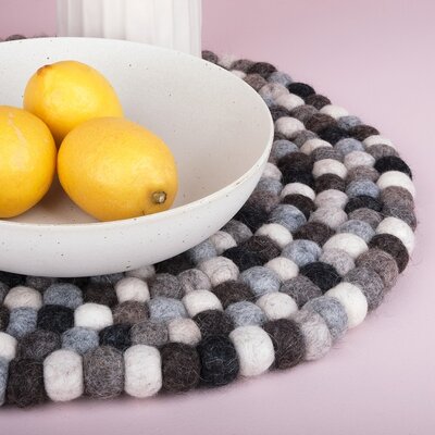 Sjaal met Verhaal Felt coaster 40 cm round Bolletjes naturel