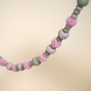 Sjaal met Verhaal Filzgirlande Pompoms roze/groen