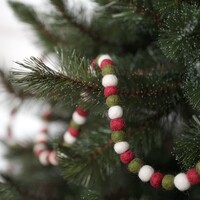 Sjaal met Verhaal Felt Garland Pompoms Holly Berry Small