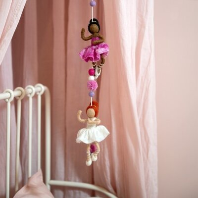 Sjaal met Verhaal Felt Garland Ballerina