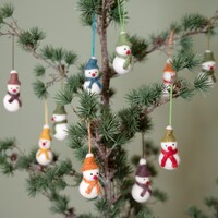 Sjaal met Verhaal Felt Christmas Hanger Sneeuwpopje aardetinten 30