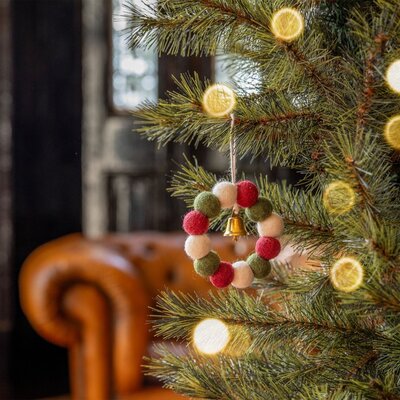 Sjaal met Verhaal Felt Christmas Hanger Krans Viltballetjes Holly Berry Small