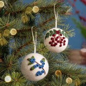 Sjaal met Verhaal Felt Hanger Bal Bes blue/red