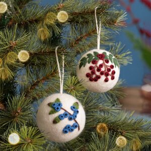 Sjaal met Verhaal Felt Hanger Bal Bes blue/red
