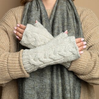 Sjaal met Verhaal Handwarmer Cable creme