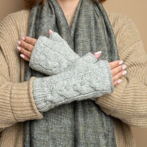 Sjaal met Verhaal Handwarmer Cable light grey