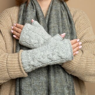 Sjaal met Verhaal Handwarmer Cable light grey