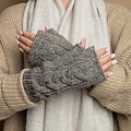 Sjaal met Verhaal Handwarmer Cable taupe