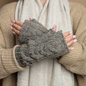 Sjaal met Verhaal Handwarmer Cable taupe