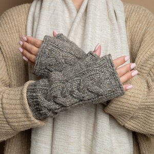 Sjaal met Verhaal Handwarmer Cable taupe
