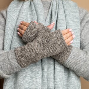 Sjaal met Verhaal Handwarmer Cosy unisex taupe