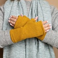 Sjaal met Verhaal Handwarmer Cosy unisex oker