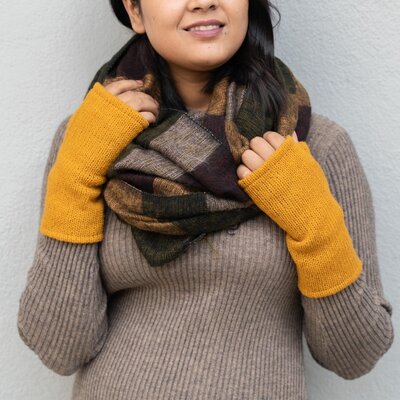 Sjaal met Verhaal Handwarmer Cosy unisex oker