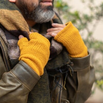 Sjaal met Verhaal Handwarmer Cosy unisex oker