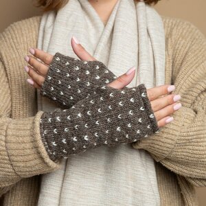 Sjaal met Verhaal Handwarmer Lovely taupe