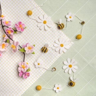 Sjaal met Verhaal Felt Garland Bij met Margrietjes