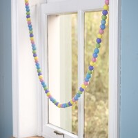 Sjaal met Verhaal Felt Garland Viltballetjes pastel