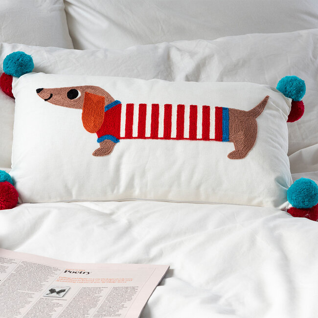 Besticktes Kissen mit Pom Poms Sausage Dog