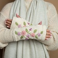 Sjaal met Verhaal Handwarmer Flowers crème