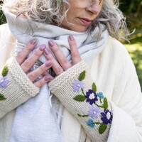 Sjaal met Verhaal Handwarmer Flowers beige