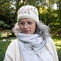 Sjaal met Verhaal Beanie Flowers crème