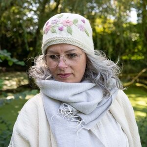 Sjaal met Verhaal Beanie Flowers crème