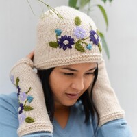 Sjaal met Verhaal Beanie Flowers beige