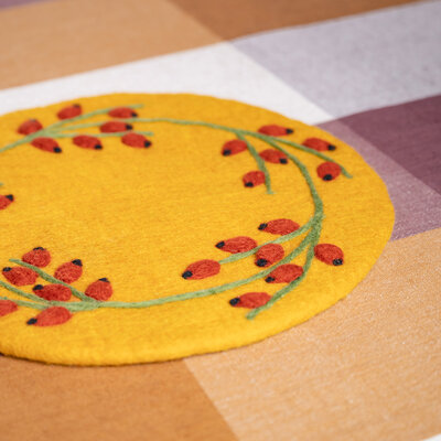Sjaal met Verhaal Felt coaster 35 cm rond Rozenbottel