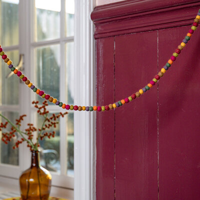 Sjaal met Verhaal Felt Garland Viltballetjes Small Indian Summer