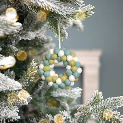Sjaal met Verhaal Felt Christmas Hanger Krans Viltballetjes Winterwonderland Small