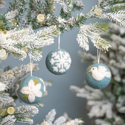 Sjaal met Verhaal Felt Christmas Hanger Bal Vredesduif ijsblauw